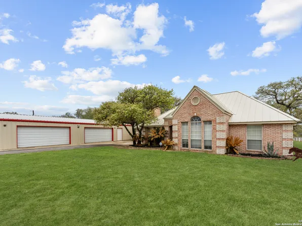 310 DUBLIN CIR, Floresville, TX 78114