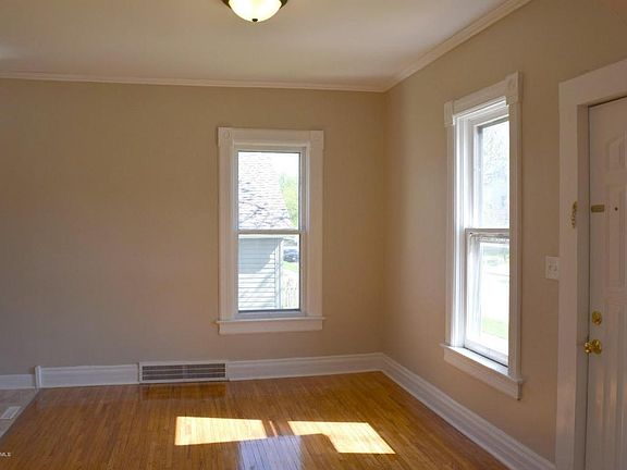 4th image of 252 Phelps St