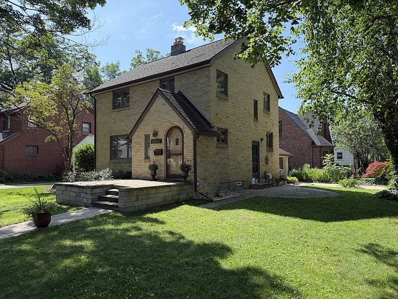 3 bed, 1.5 bath, 1700 sqft, $2,700 — Photo 1