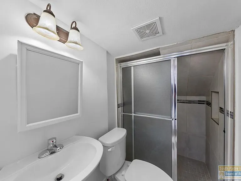 110 E Retama St #4 — Photo 8