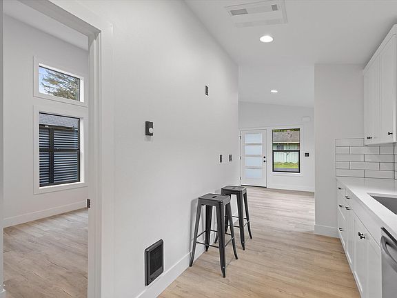 4th image of 313 SE Oar Ave
