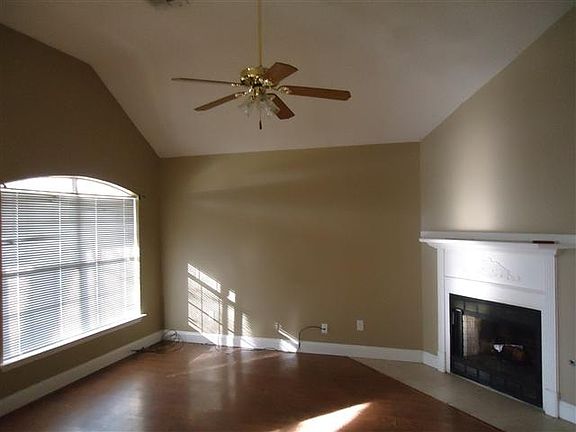 4th image of 325 Evergreen St