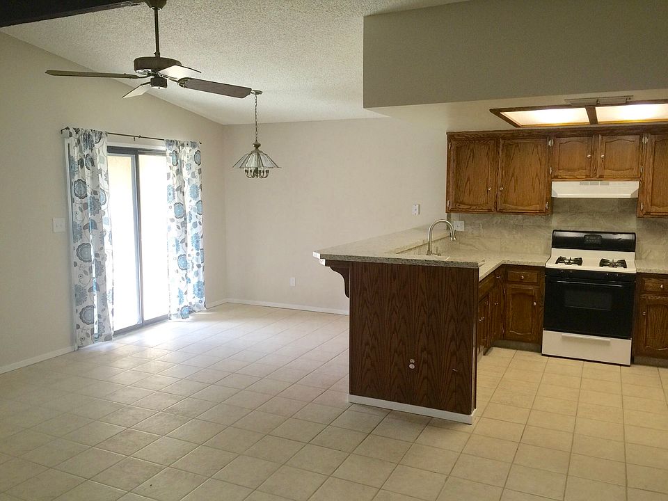 Dining area w/sliding glass doors to yard
