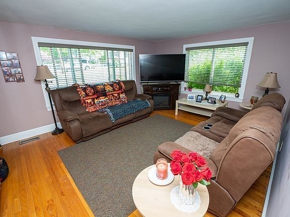 3rd image of 14 Woodland Cir