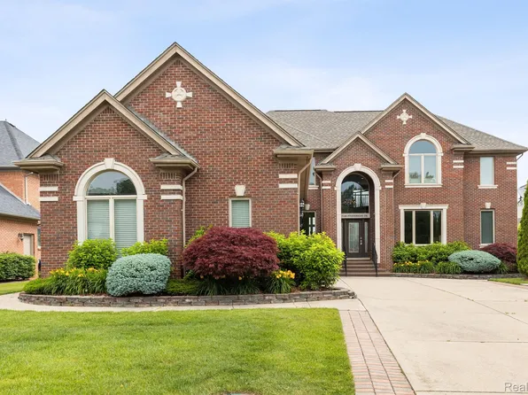 57166 Stonebriar Dr, Washington, MI 48094