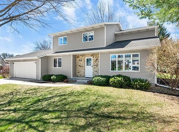 3rd image of 17 Park Crest Ct