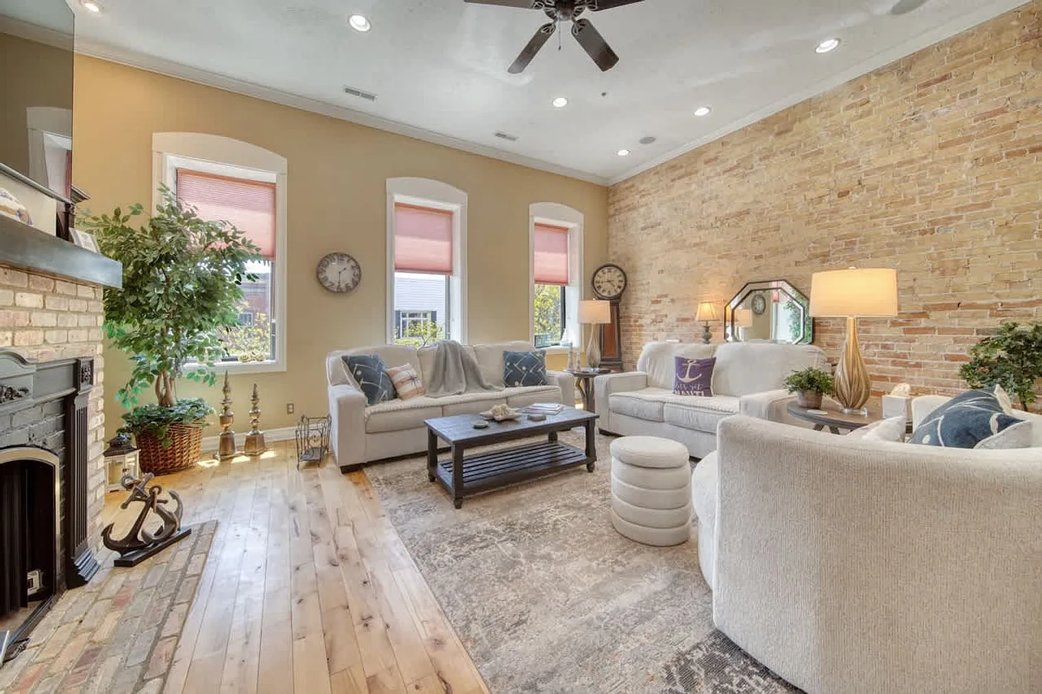 3 bed, 3.0 bath, 3164 sqft, $7,945 — Photo 1
