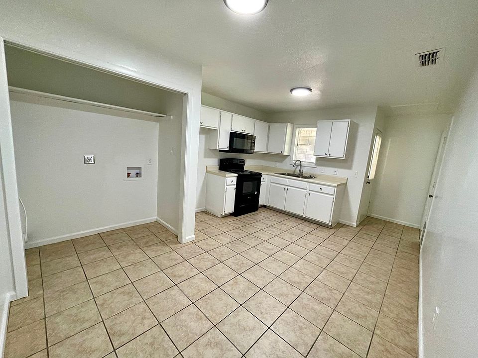 1st image of 200 Oak St