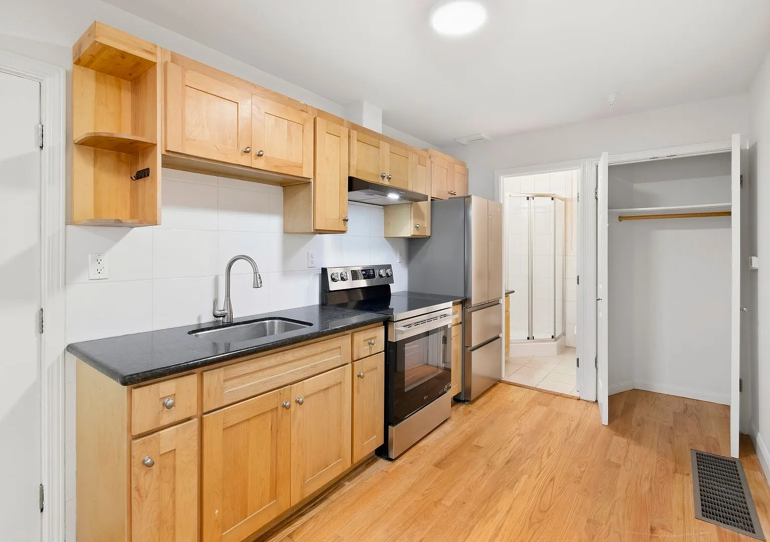 Haight Ashbury Studio - Available Now! — Photo 2