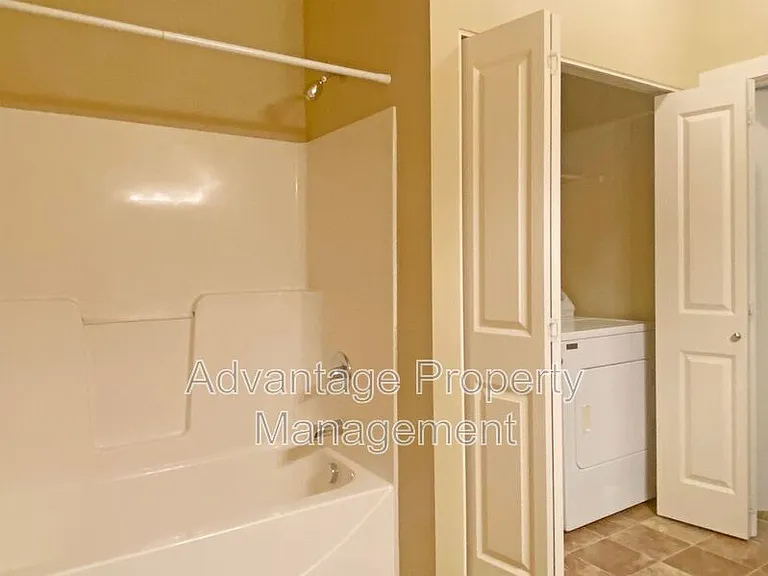 523 Catron St N #9 — Photo 8