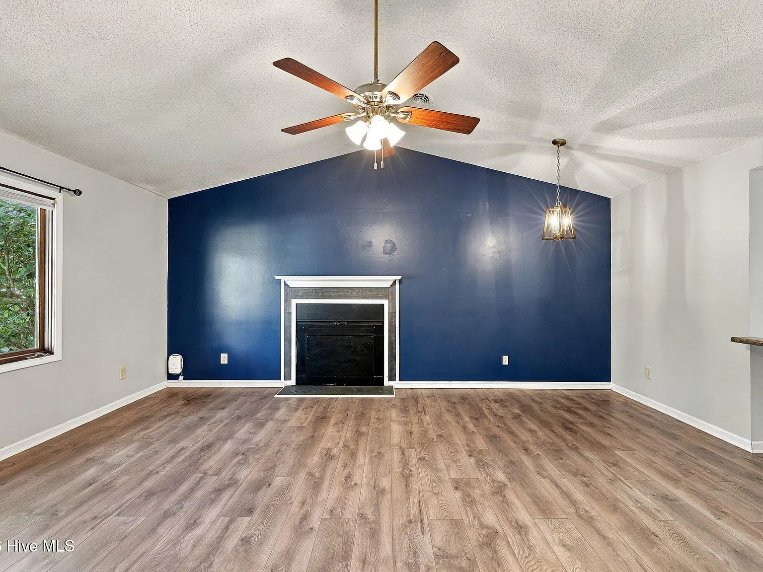 2 bed, 1.0 bath, $1,275 — Photo 2
