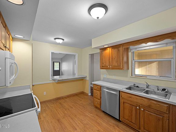 4th image of 51 Homestead Pl