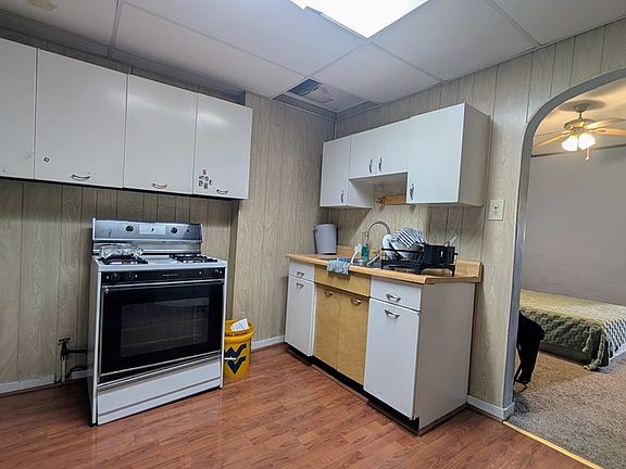 5th image of 401 S Huron St