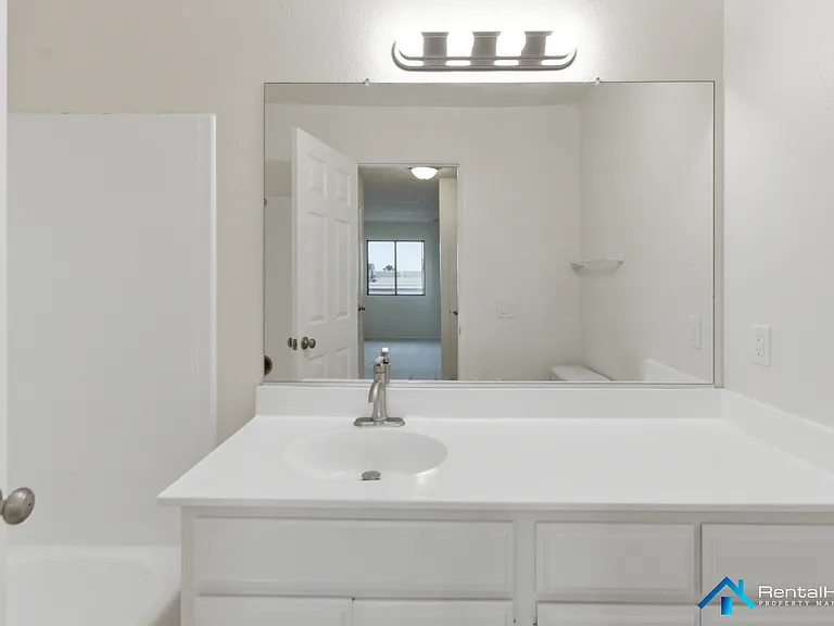 424 Oak St #330 — Photo 14