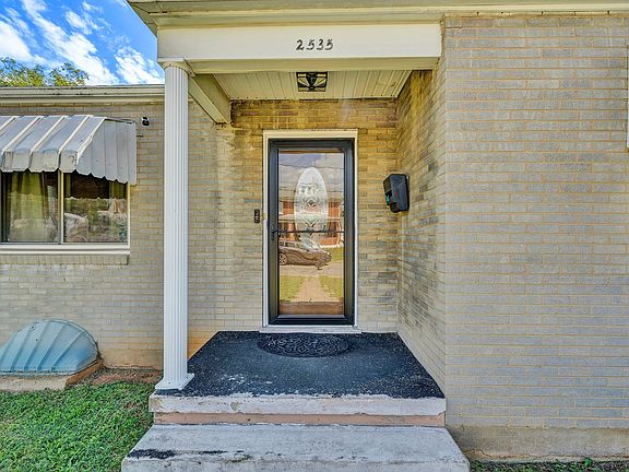 3rd image of 2535 Lyndhurst St NW