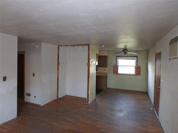 5th image of 815 W 9th St