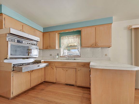 4th image of 843 W 34th Pl
