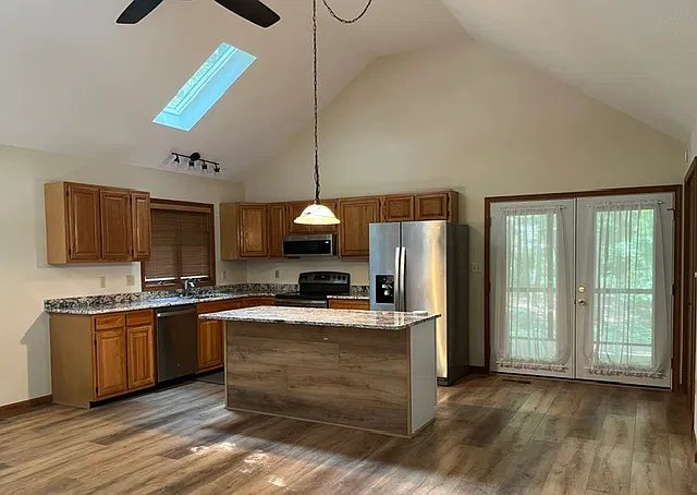 3 bed, 1188 sqft, $2,100 — Photo 2