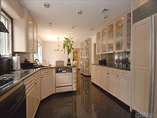 2nd image of 8 Stonehurst Ln