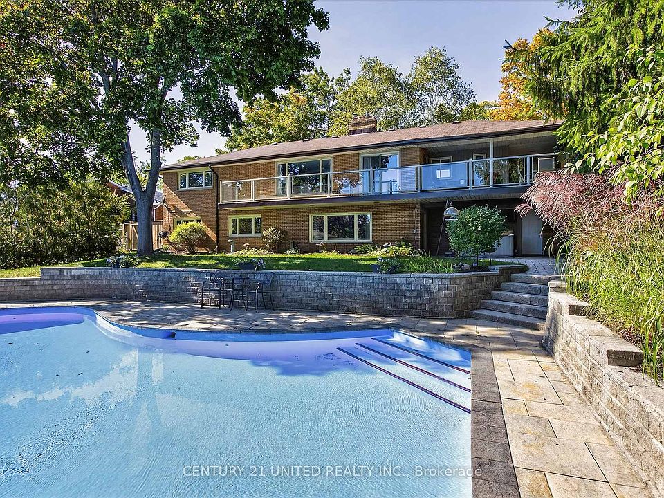 1st image of 8 Oakwood Cres