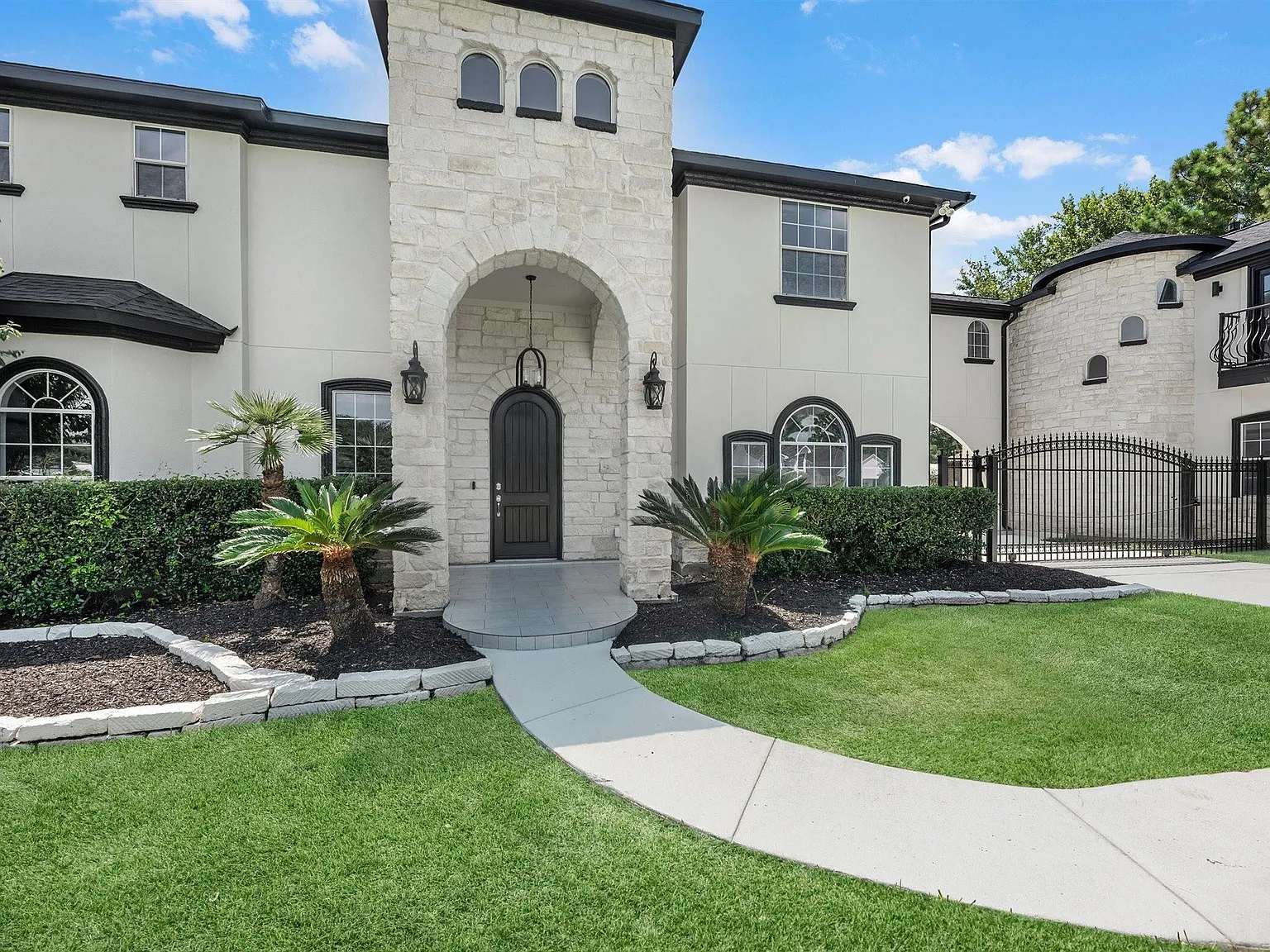 5 bed, 5.0 bath, 4499 sqft, $6,000 — Photo 4