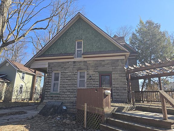 4th image of 622 Maple St