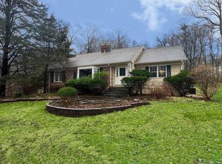 8 Deerfield Ln, Upper Saddle River, NJ 07458