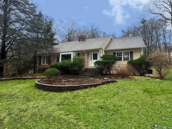 8 Deerfield Ln, Upper Saddle River, NJ 07458