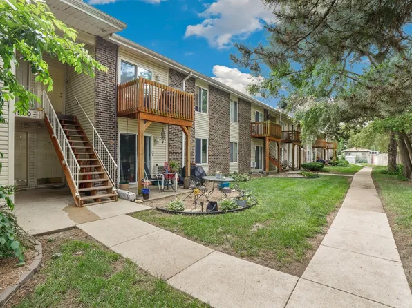 1900 Light Rd APT 202, Oswego, IL 60543
