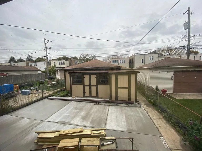 Backyard w/ 1 Storage Shed included