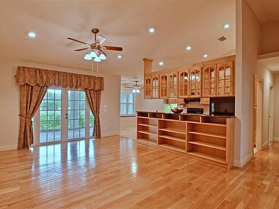 3rd image of 849 Blossom Dr