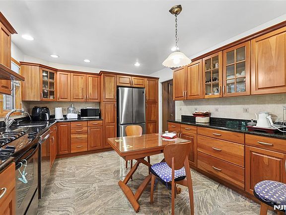 5th image of 12 Beverly Rd
