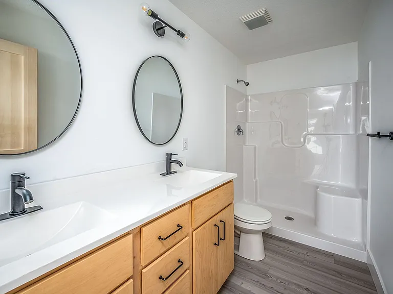 2046 Noble Dr — Photo 17