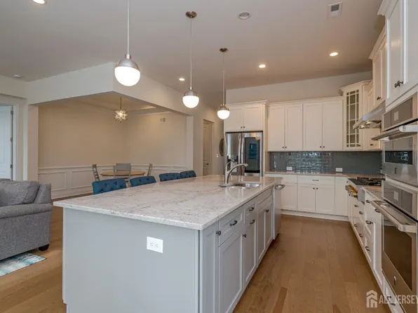 3 Inter Lachen Ct, Monroe Township, NJ 08831