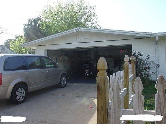 5th image of 1918 N Oleander Ave