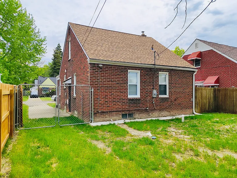 19345 Plainview Ave — Photo 4