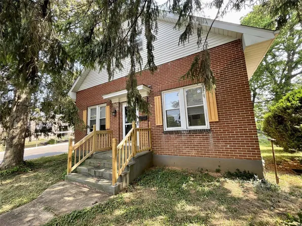 202 4th St, Farmington, MO 63640