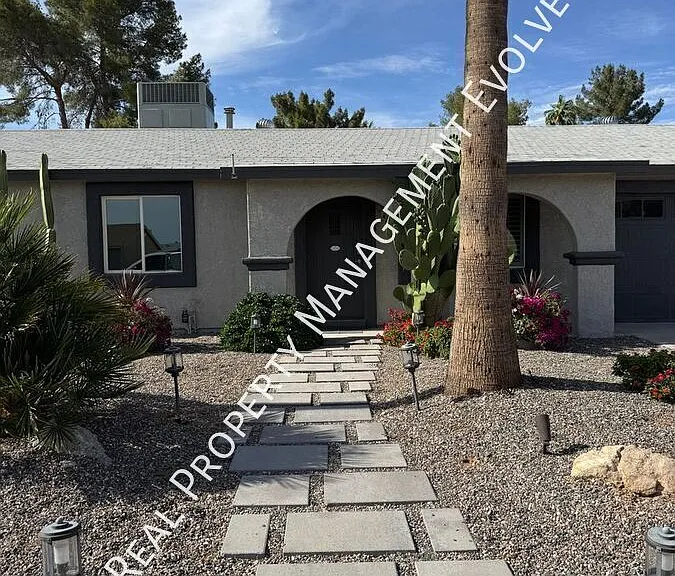 3914 E Surrey Ave — Photo 2