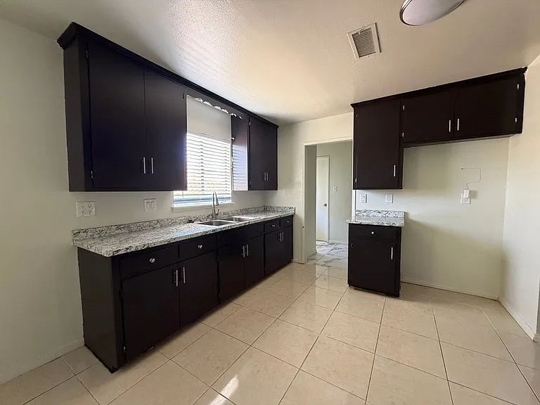 29205 Exeter St — Photo 20