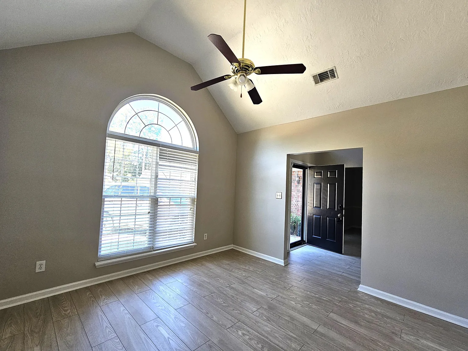 4 bed, 2.5 bath, 2635 sqft, $2,300 — Photo 3