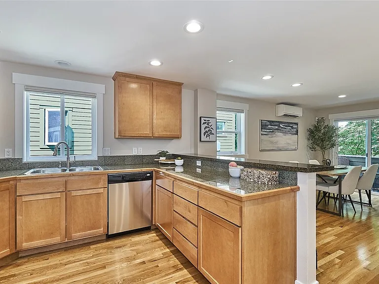 8552 Midvale Ave N #B — Photo 11