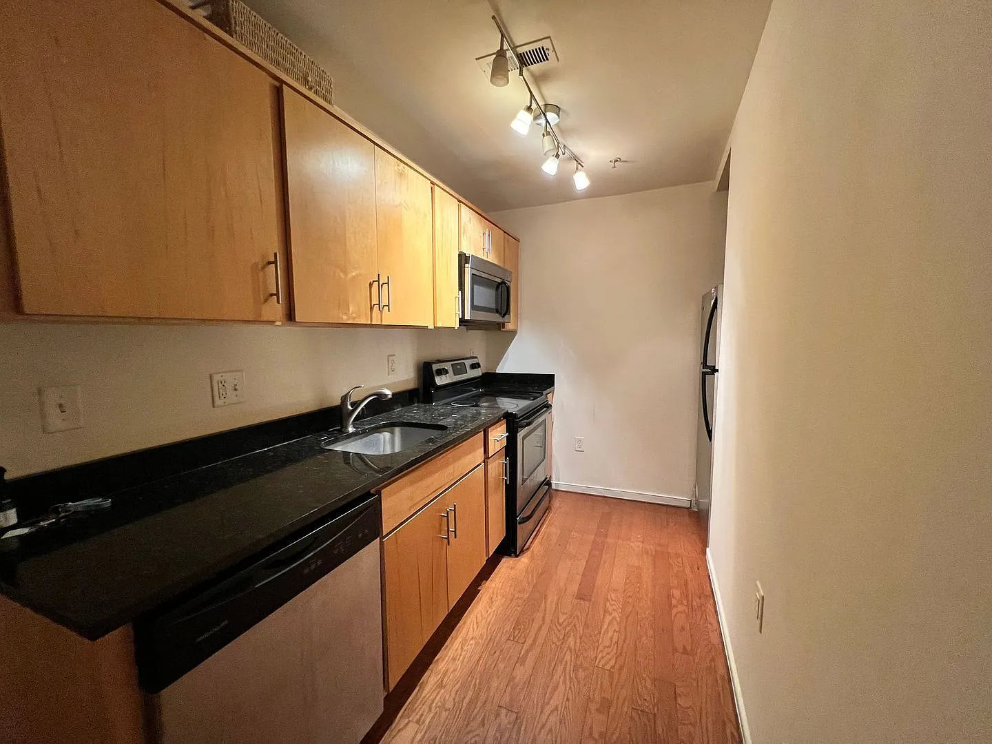 2 bed, 2.0 bath, 810 sqft, $1,300 — Photo 2