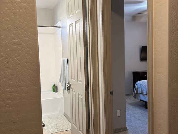 Hallway connecting the bedroom with the bathroom.