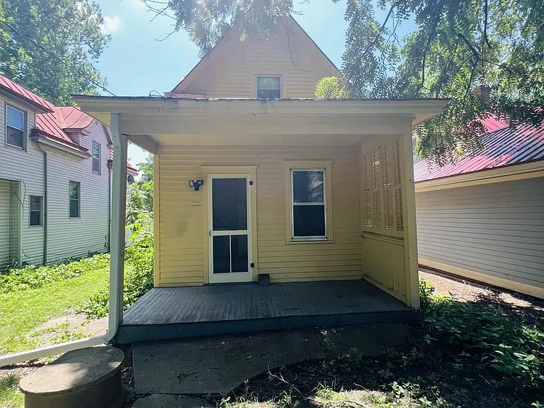 710 E Davenport St — Photo 2