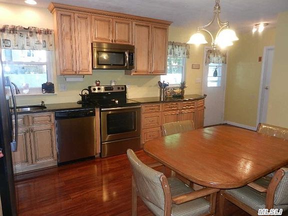 3rd image of 381 Lillian Blvd