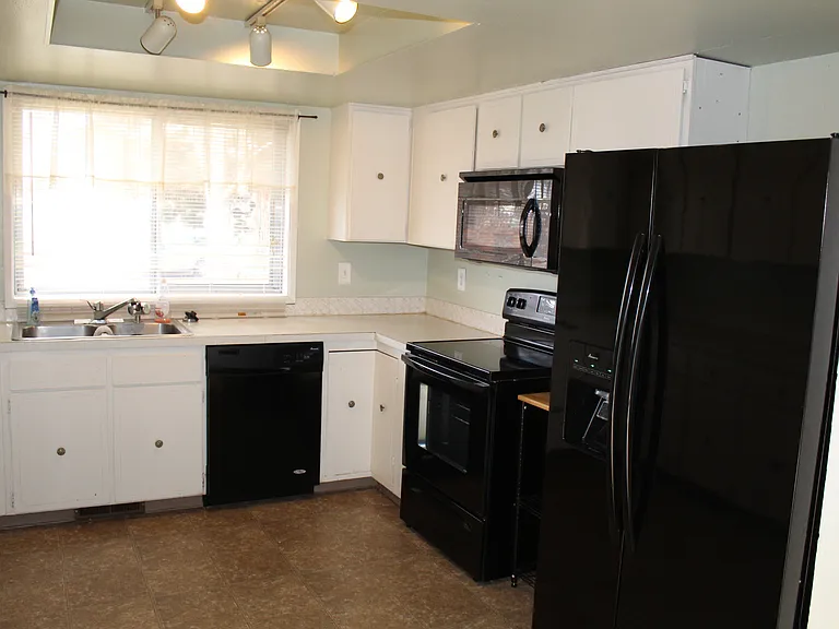 4615 Maplewood Ct — Photo 4
