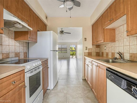 5th image of 2607 NE 8th Ave APT 56