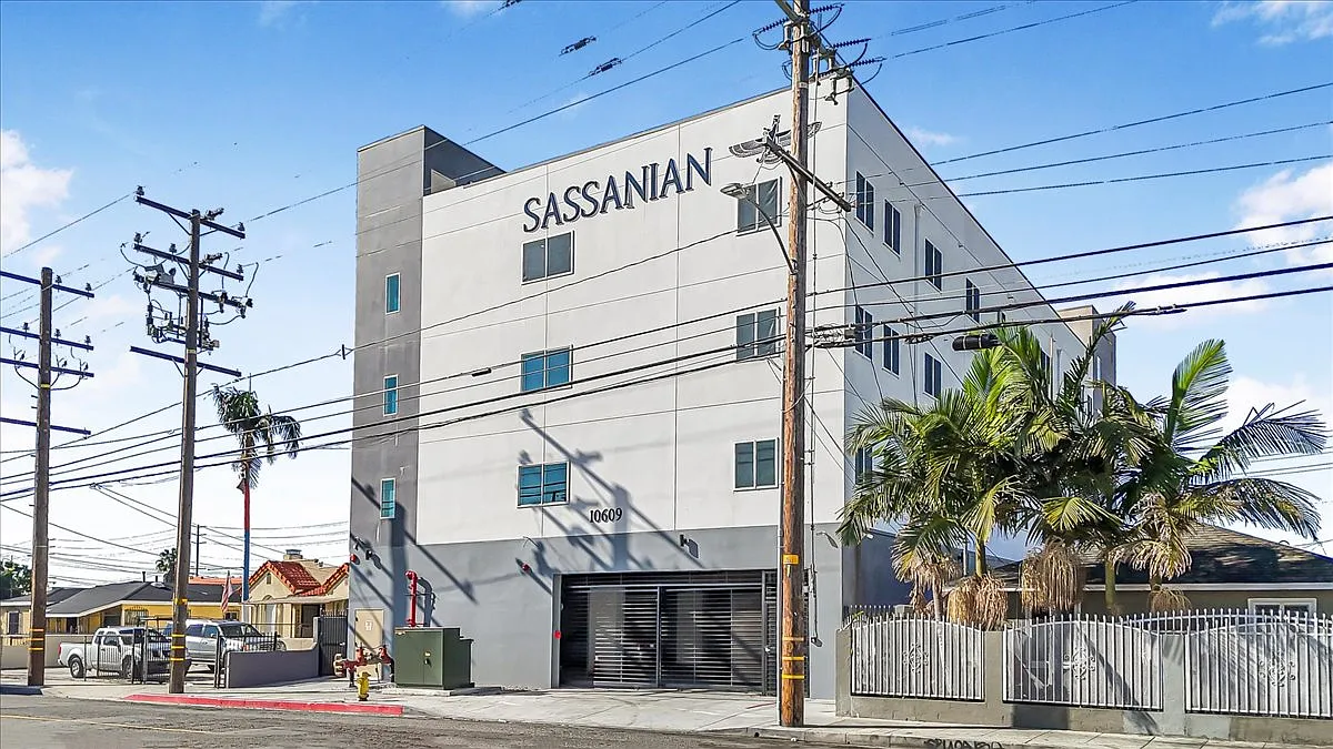 10609 S Inglewood Ave — Photo 2