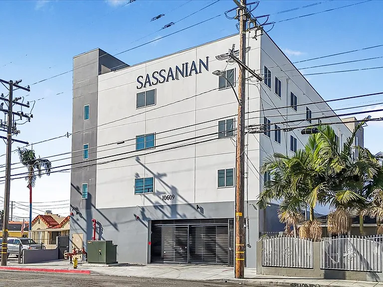 10609 S Inglewood Ave — Photo 2
