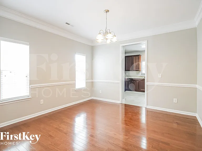 9613 Rothman Ln — Photo 4